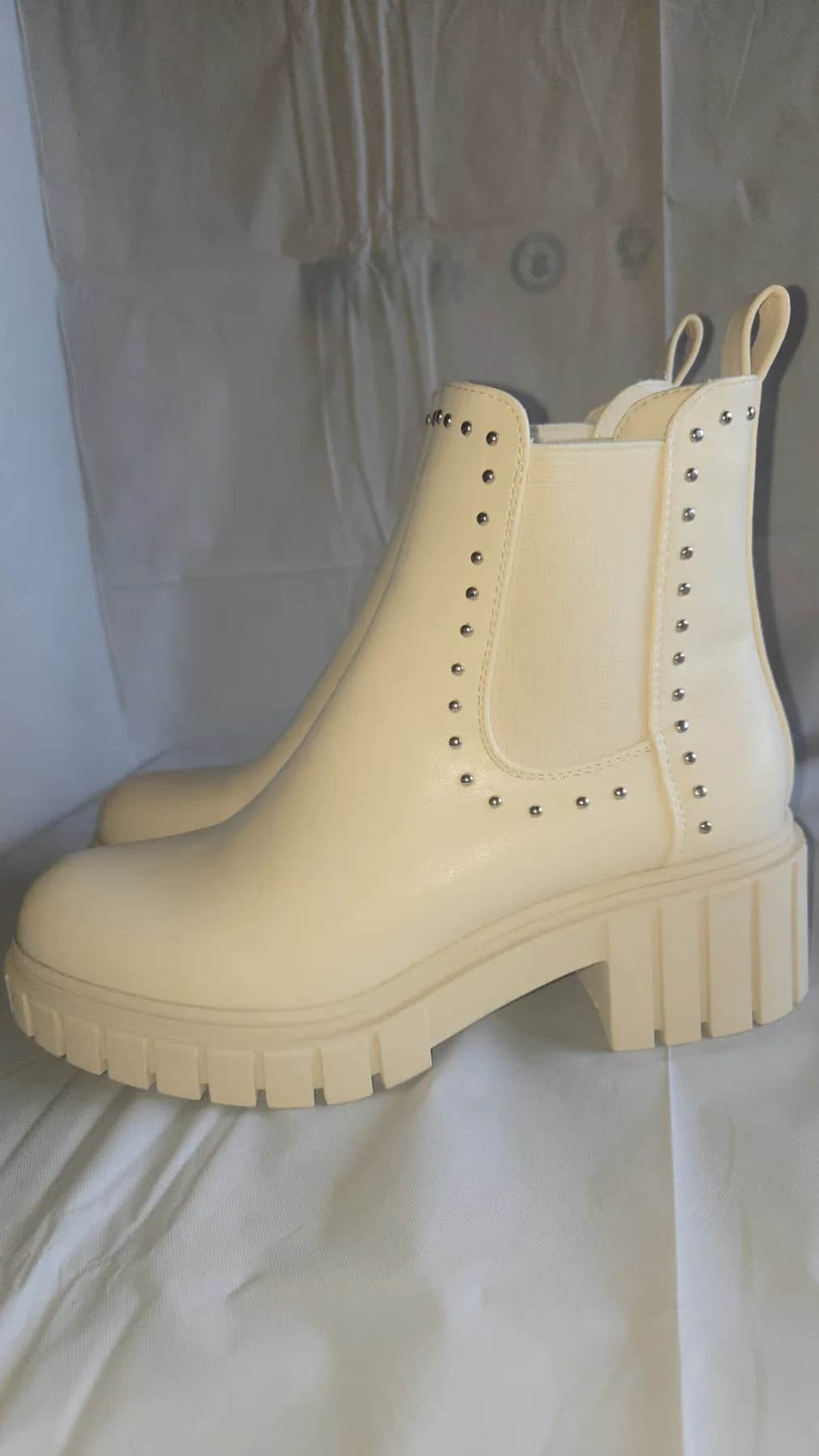 Merry Scott Bottines de couleur beige talon 5 cm avec détails argenté - Bottine