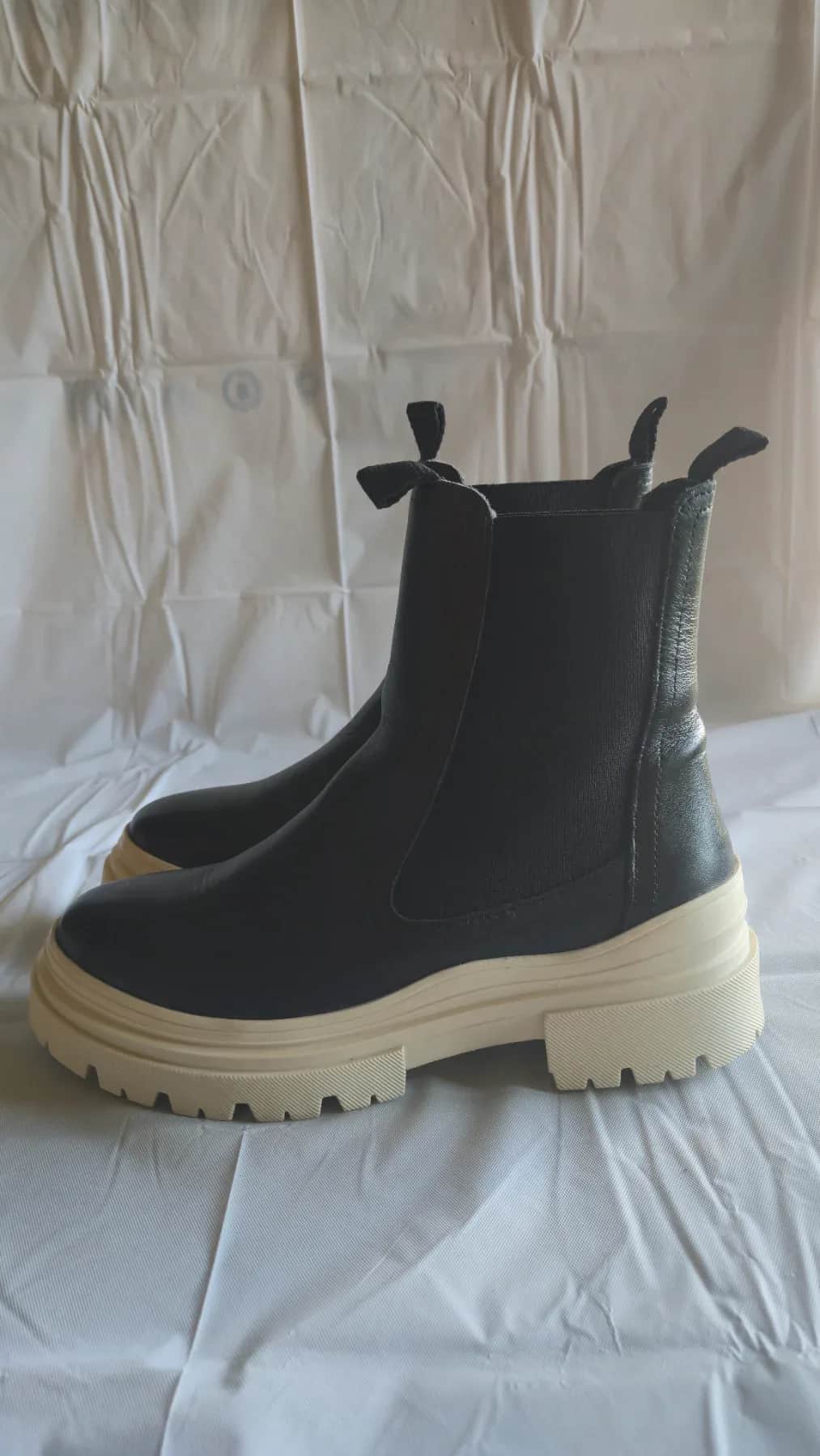 Sinéquanone Bottines de couleur noir avec semelle beige