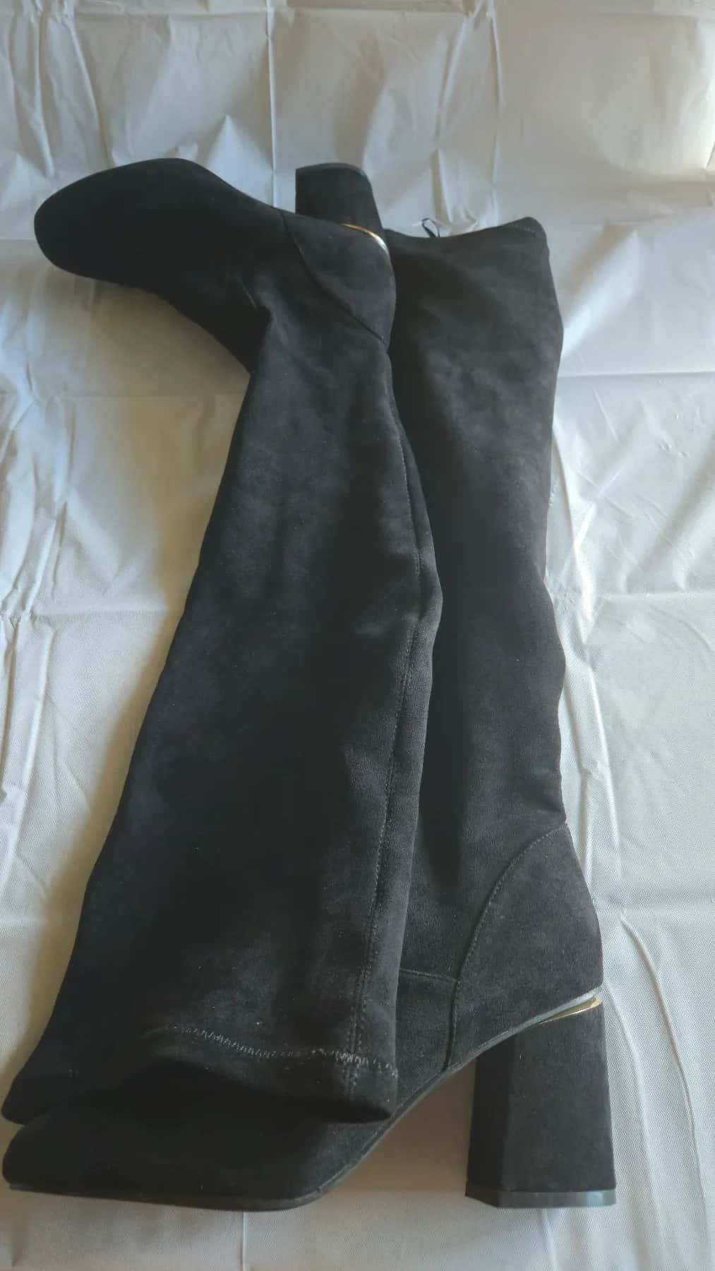 My Botega Cuissarde à talon de couleur noire détail doré en haut du talon