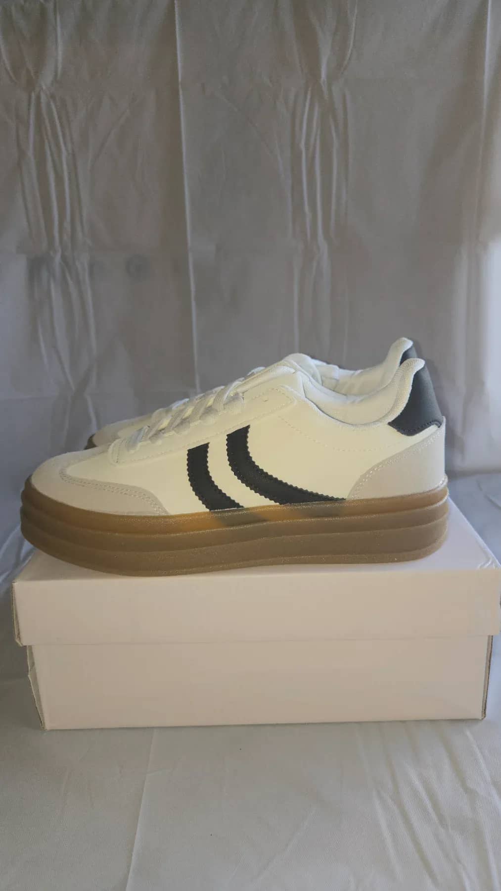 Basket semelle épaisse de couleur blanche bandes noires - vue 1