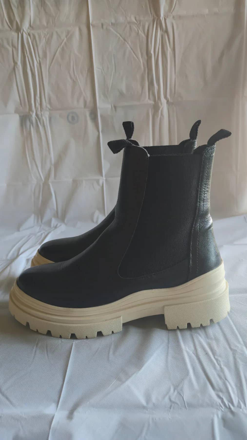Sinéquanone Bottines de couleur noir avec semelle beige - vue 1
