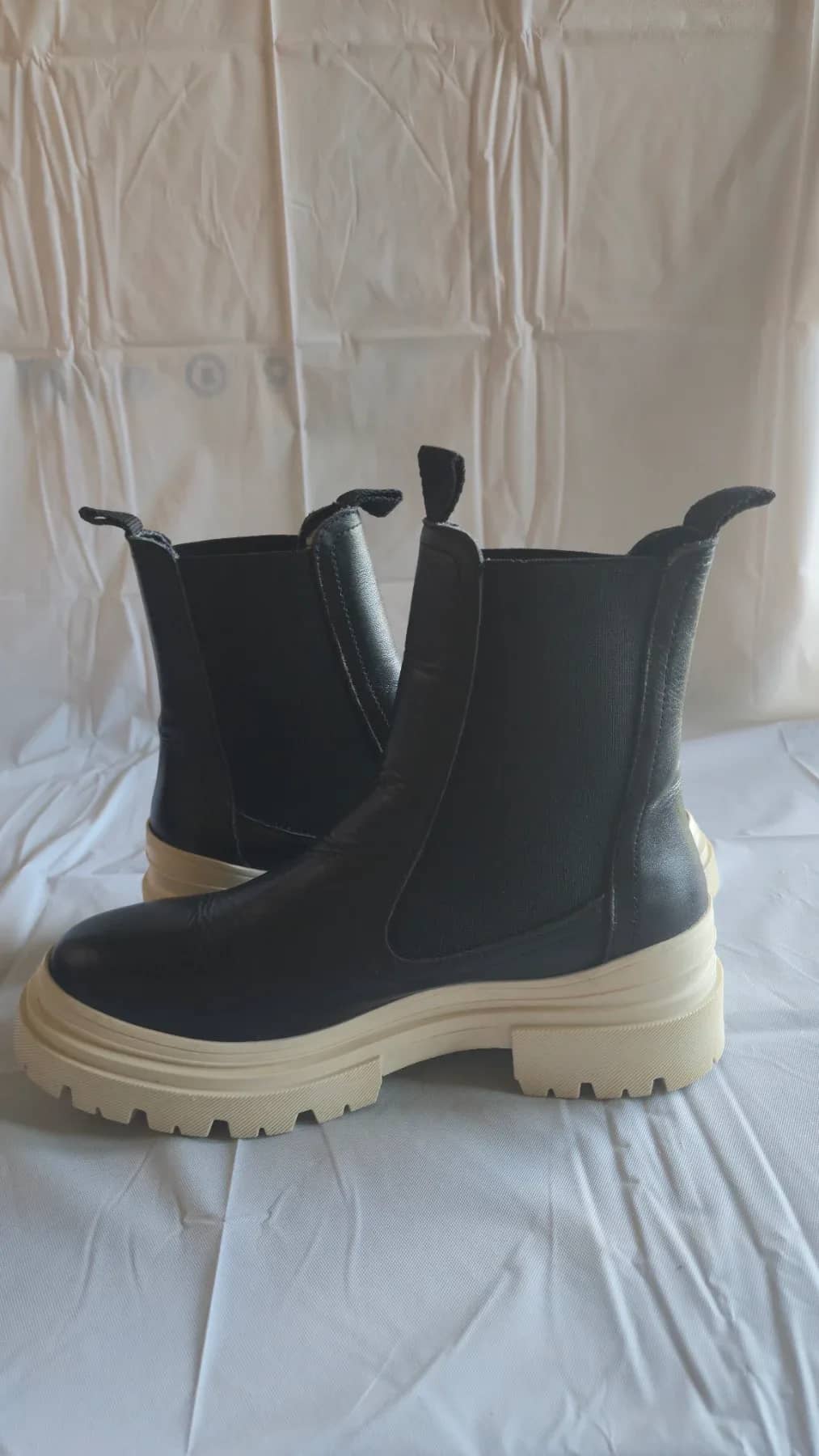 Sinéquanone Bottines de couleur noir avec semelle beige - vue 6