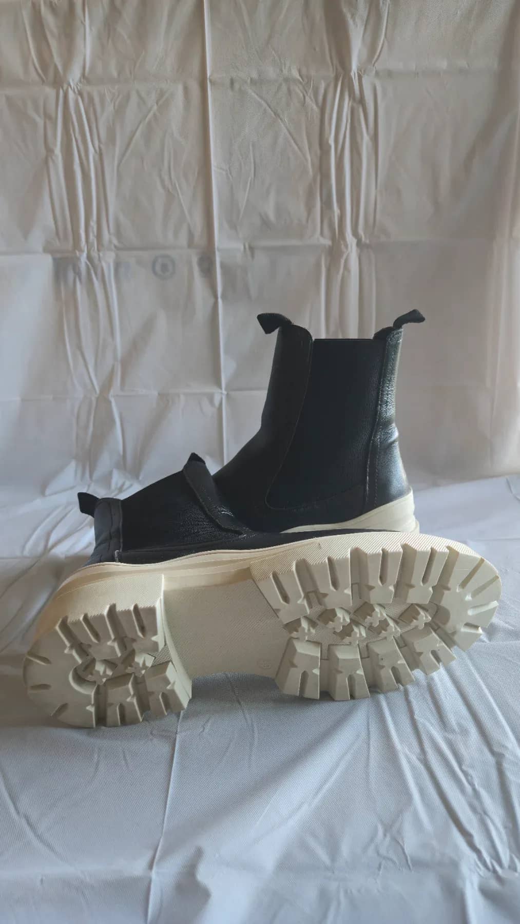 Sinéquanone Bottines de couleur noir avec semelle beige - vue 8
