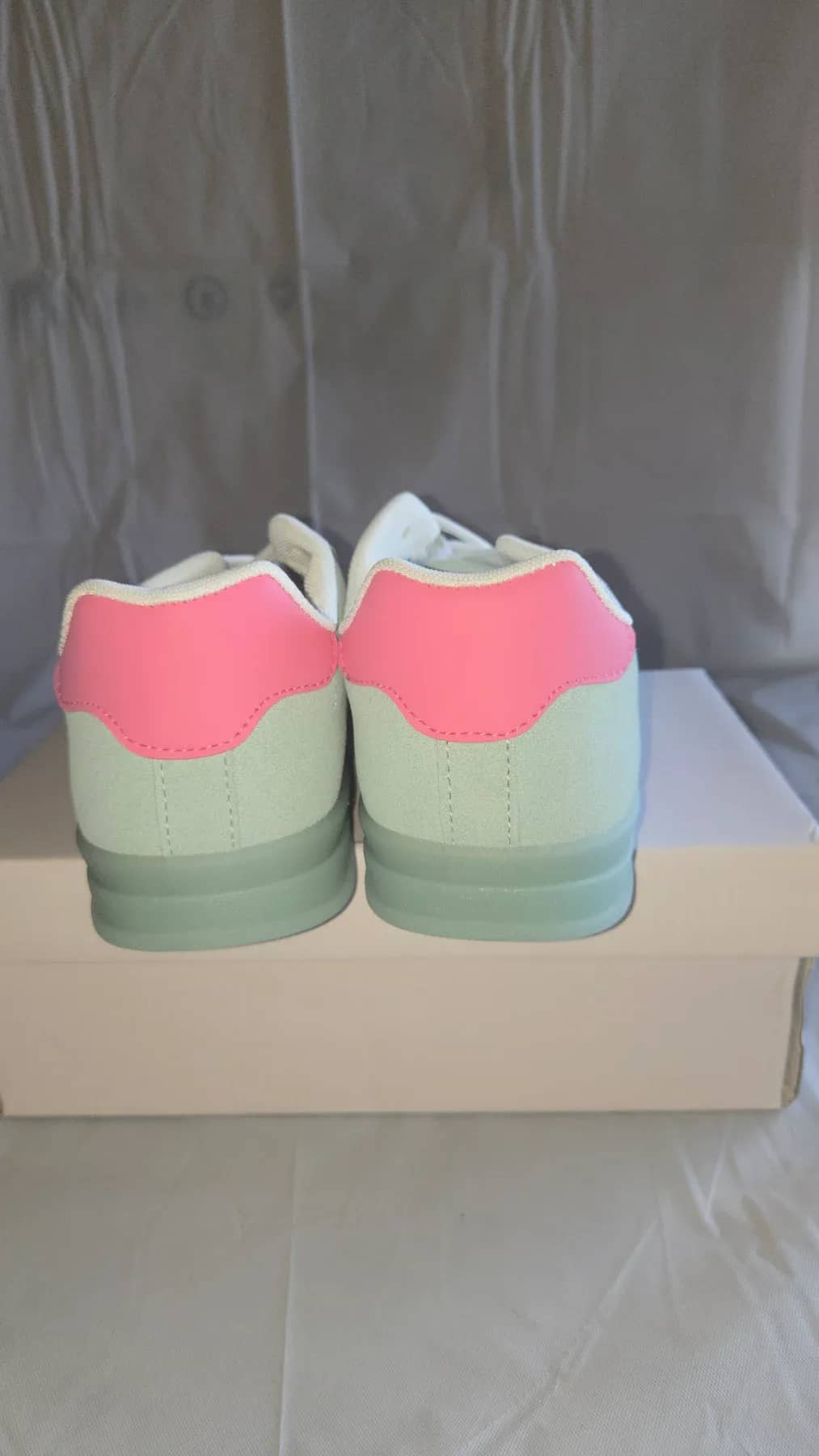 Basket femme bleu turquoise avec détails rose fuchsia et semelle assortie translucide - vue 5