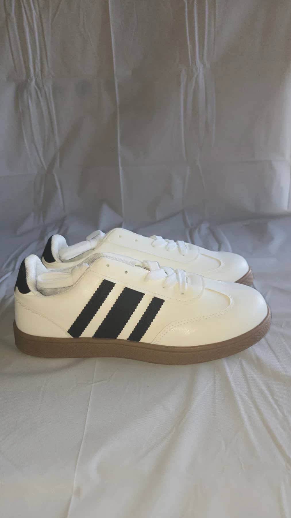 Basket de couleur blanche trois bandes noires - vue 1