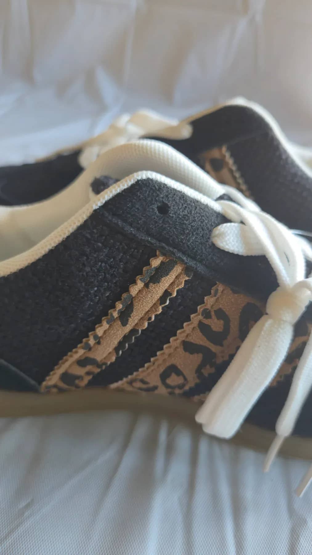 Basket de couleur noir avec trois bandes imprimé léopard - vue 5